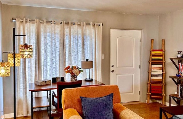 2 bd w/lrg fenced yard 3 mins from farmers market