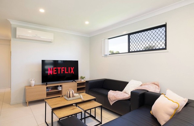 2 Bdr Apt! Garage! Clean! GST Credits! 120D2