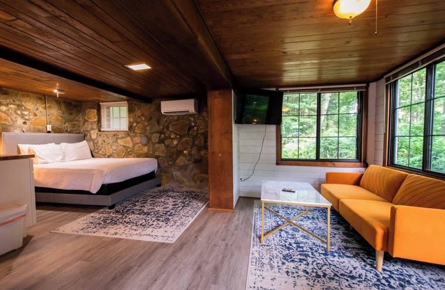 2 BDR Cottage + Studio | 15 Min to Town | Free Tix
