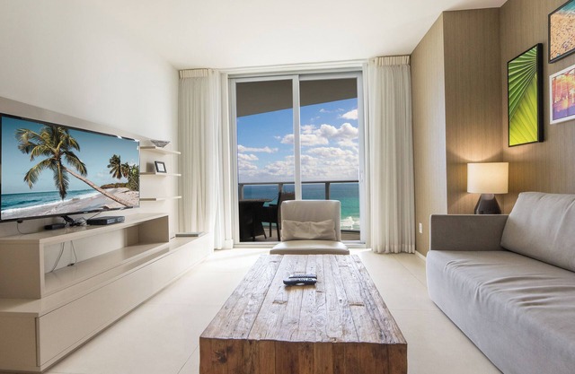2-bdrm Oceanview Condo Lyfe Beach Resort Hollywood + Pool, Beach Service & Gym