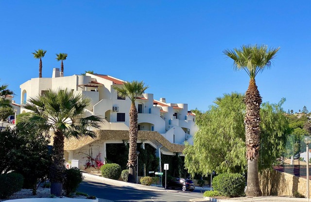 2 bed/2 bathroom apartment on the desirable Monte Dourado complex close to beach