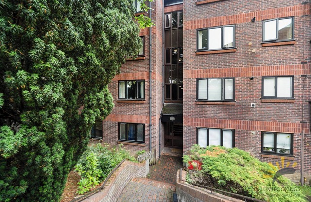 2-Bed 2-Bath Garden View Flat Walk to Bromley Station & High Street WiFi Parking