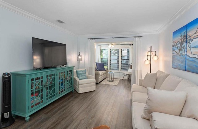 2 bed - 2 bath Island Retreat Condo with pickleball court!