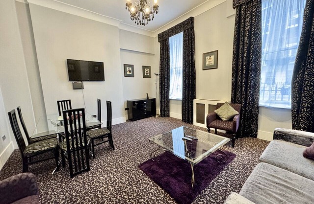2 Bed/2 Bath Large Flat, Ground Floor, Sky TV, AC