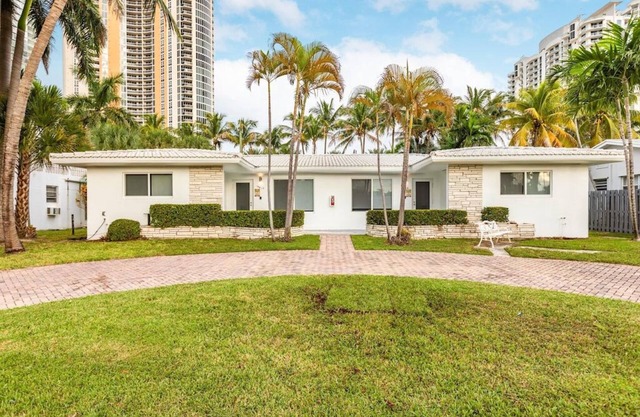 2 bed 2 bath Beach 1 min walk keyless entry DOG ok Free Parking