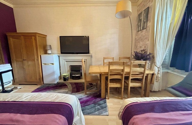 2 Bed Apartment-Sleeps 7-Free Parking