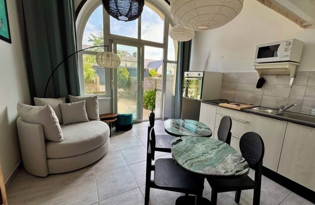 2-bed apartment with private terrace - 50m from beach and GR34. Dogs welcome.