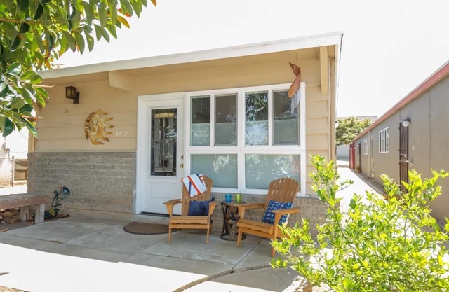2 bed beach cottage with all the modern amenities - walk to shop & restaurants!