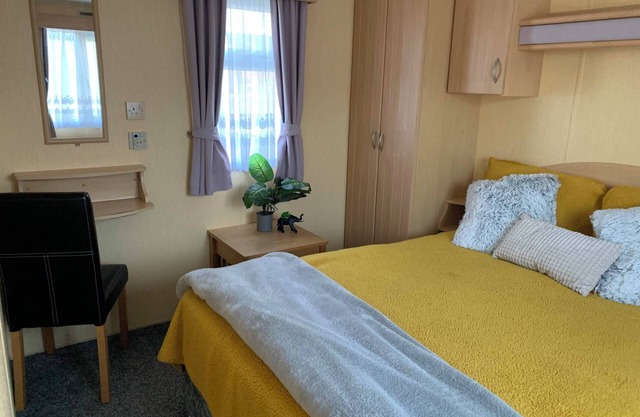 2-Bed Caravan - Sleeps 6 - Parking & Veranda