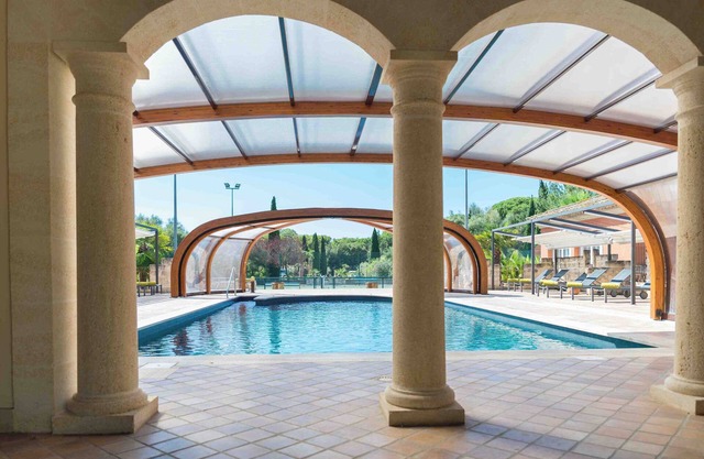 2 bed duplex with pool near Aigues mortes ramparts and 10 min from beaches