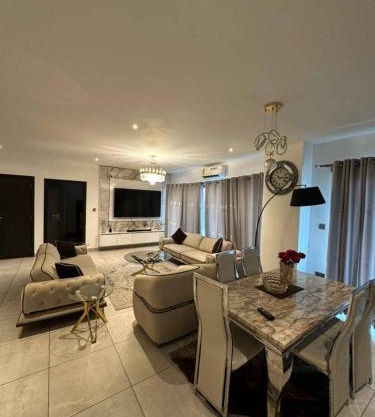 2 Bed Flat - Sleeps 4 - Parking - Wifi