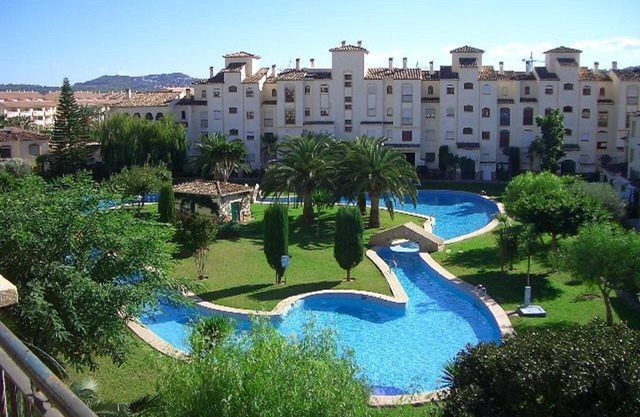 2 bed, FREE WIFI, Aircon, private gated garden leading to the pool, beach 300m.