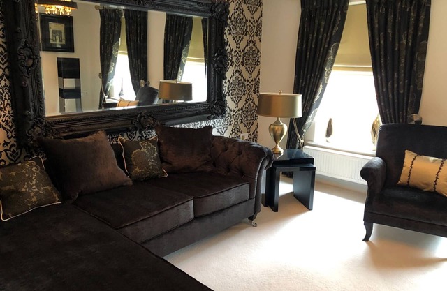 2-Bed Hillside House - Sleeps 4, Garden & Parking