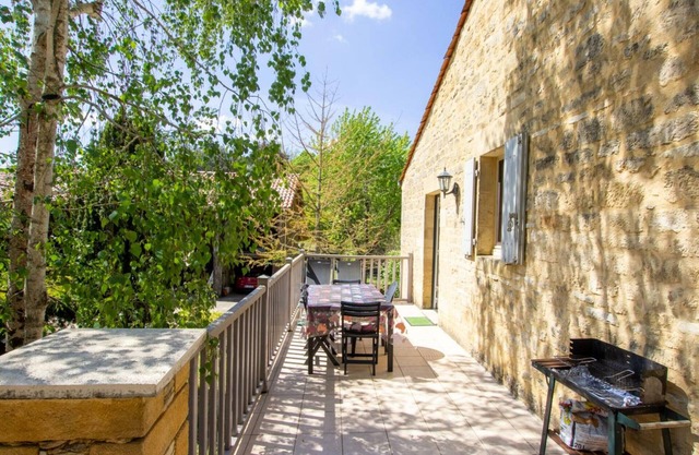 2-bed house near Sarlat, terrace and nature, perfect for families