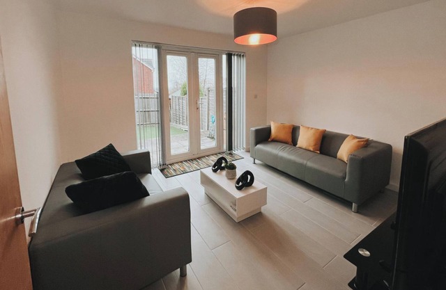 2 Bed House Sleeps 4 -Enclosed Garden & Parking