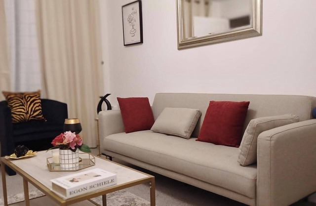 2 Bed House Sleeps 4 - Private Garden, Parking