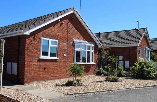 2 Bed House - Sleeps 4 - Pets - Garden - Parking