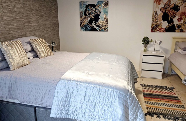 2 Bed House - Sleeps 6 - Parking - Wifi