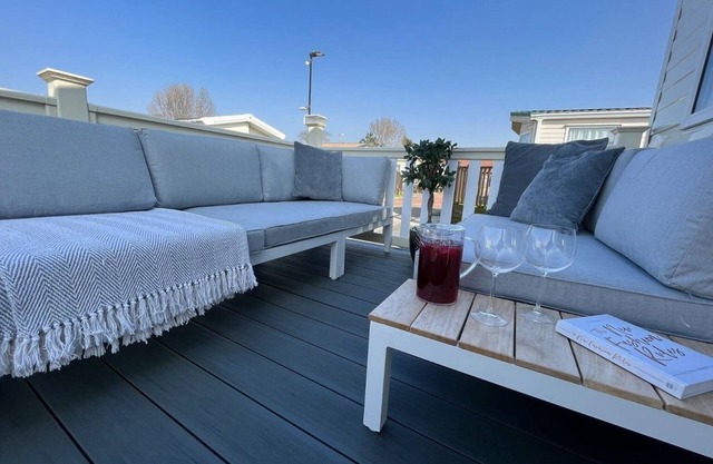 2 Bed - Sleeps 6 - 15min Walk to Beach