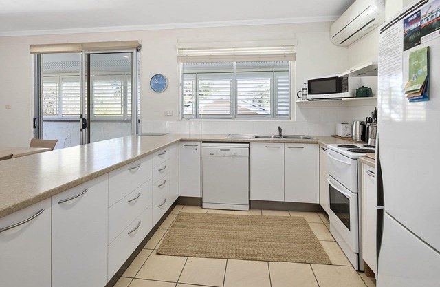 2 bedroom 1 bathroom unit in small complex close to several beaches