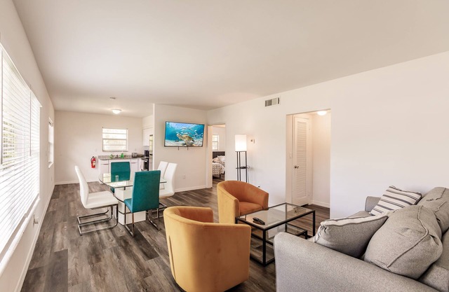 2 Bedroom 2 Bath Beach 1 min Walk 8 People Keyless Dog ok