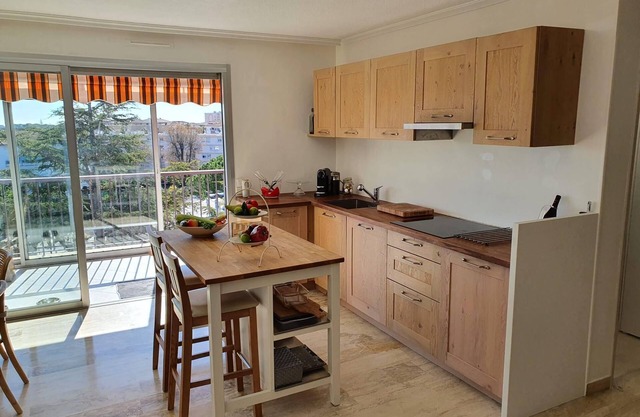 2 bedroom apartment in a secure residence in Mandelieu with a shared pool and close to the center - 2301