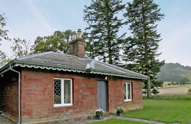 2 bedroom accommodation in Bridge of Earn