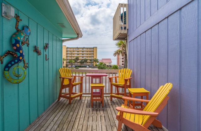 2 Bedroom, Across the street from the beach! & Pup-Friendly!