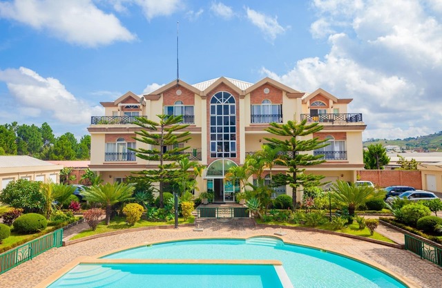 2-Bedroom Air-Conditioned Apartment 135m² - Kitchen and Terrace