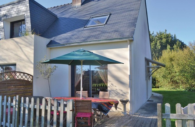 2 bedroom amazing home in Plomeur