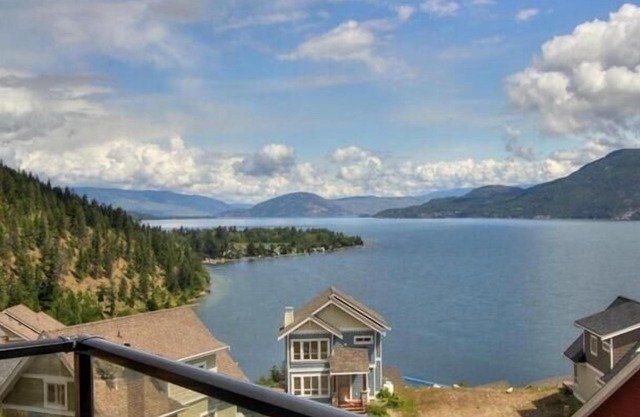 2 Bedroom and Loft Cottage on Lake Okanagan!