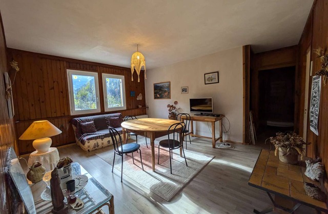 2-bedroom apartment, 5 guests, village center with parking
