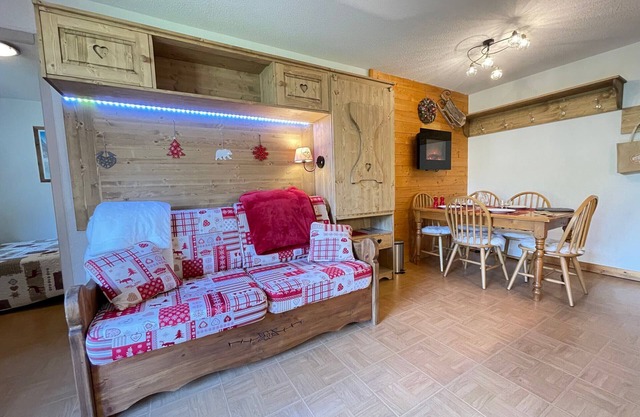 2-bedroom apartment at ski slopes with indoor pool