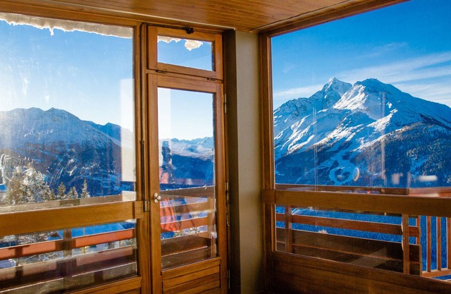 2-bedroom apartment, 60 m square, panoramic 180-degree view, close to the slopes.