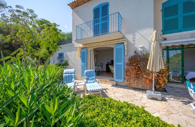 2 Bedroom apartment in Ramatuelle overlooking the Bonne Terrasse creek.