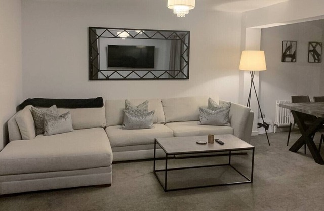 2 bedroom apartment Brentwood