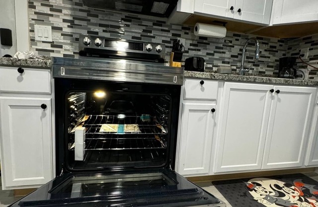 2 bedroom apartment in at NJ/NYC/EWR/SEC 1 bathroom. sitting room and Kitchenn