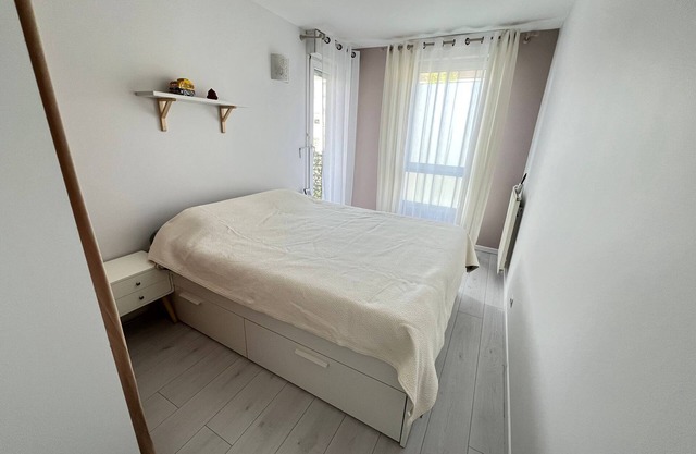 2-bedroom apartment, private parking, near subway station