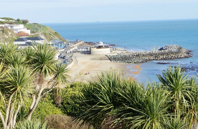 2 bedroom apartment situated in spectacular location in Ventnor