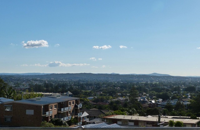 2 Bedroom apartment - sleeps 4 - walk to cafes & beaches