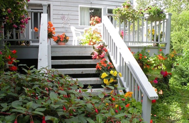 2 Bedroom Apartment-Walking Distance to Mountain!
