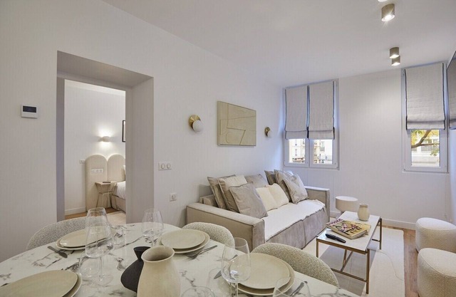 2-Bedroom Apartment with A/C – Canal St Martin