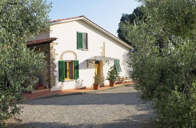 2 bedroom bungalow, private terrace, great views, wifi, shared pool, near Vinci