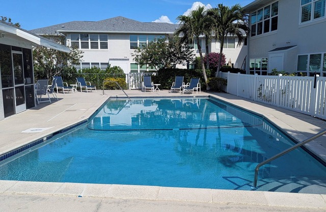 2-bedroom condo in beautiful Park Shore Neighborhood in Naples