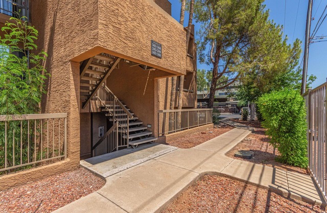 2-bedroom condo in lovely Phoenix. Centrally located, with A/C and a pool