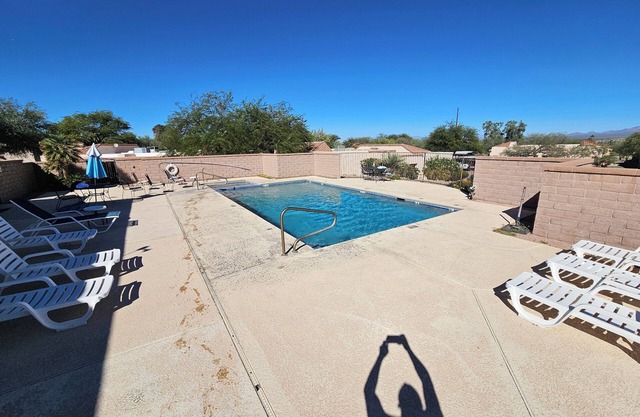 2-bedroom condo in peaceful Green Valley with AC, Pool and Hot Tub. Parking