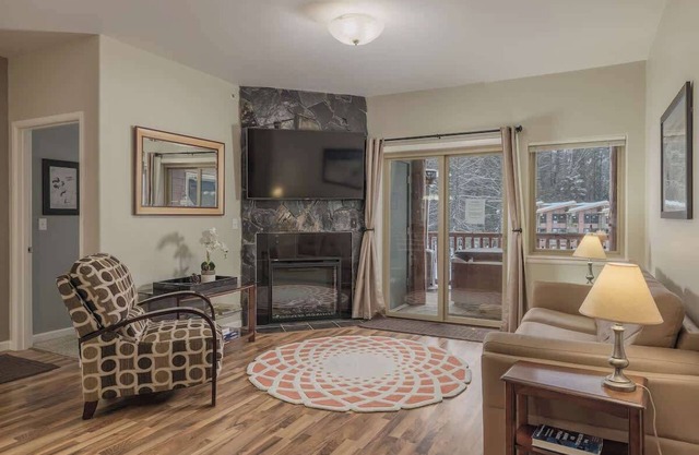 2 Bedroom Condo w/Hottub! In the Heart of Girdwood