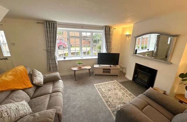 2 Bedroom cottage Free private parking Fire place