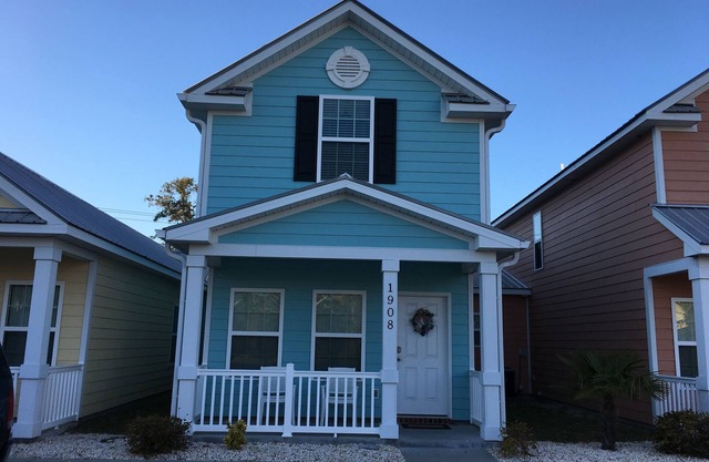 2-Bedroom Cottage, One Block to Beach! Free WIFI, Free Parking