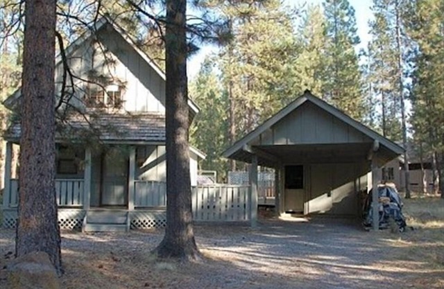 2 Bedroom Dog friendly cabin in Sunriver. 6 SHARC passes included.